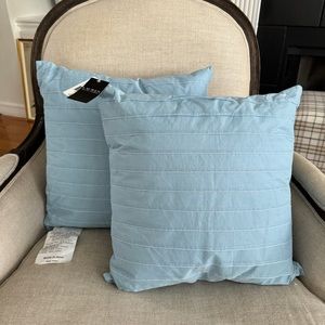 NWT Ralph Lauren Eden Pleat Pillow with Down insert 18 x 18